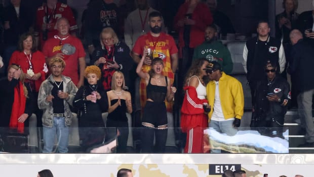 Taylor Swift aparece en el Allegiant Stadium 